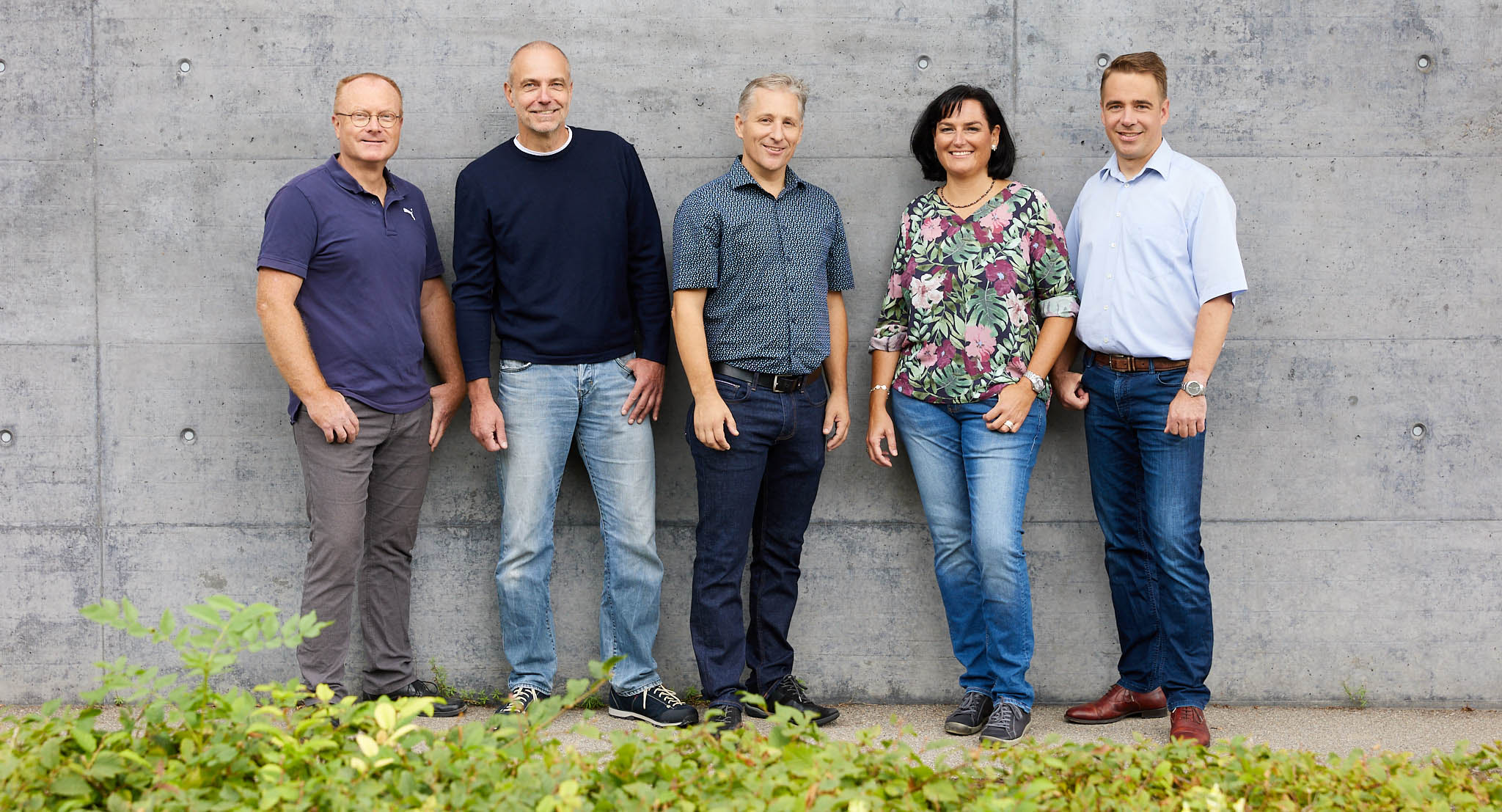 Kandidaten für den Gemeinderat Grossaffoltern 2022 Gruppenfoto vor Betonwand